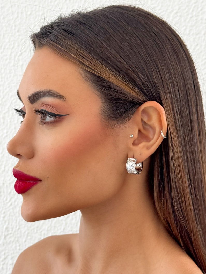 Brinco Folheado a Ouro 18k e Prata Argola Inspiração Vg Detalhada com Zirconias