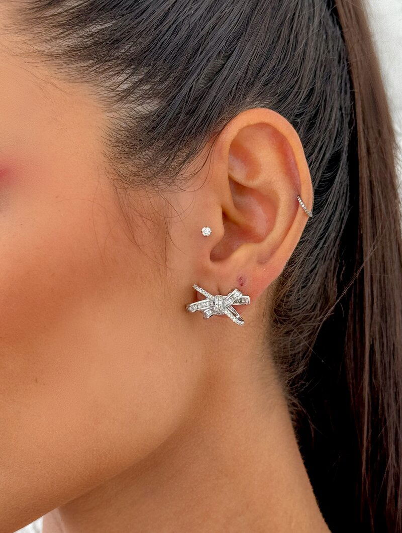 Brinco Folheado a Ouro 18k e Prata Argola Laço com Navetes e Micro Zircônias