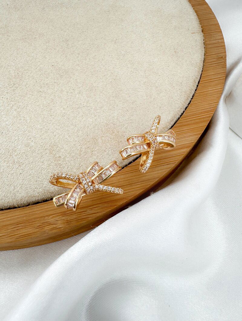 Brinco Folheado a Ouro 18k e Prata Argola Laço com Navetes e Micro Zircônias