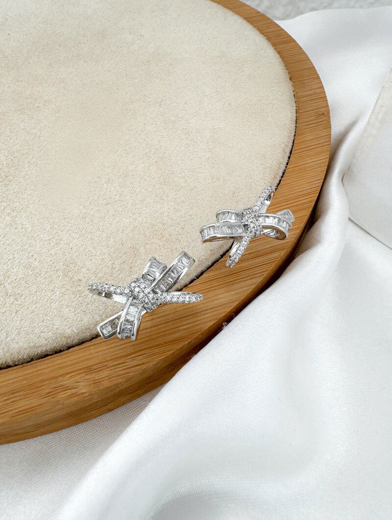 Brinco Folheado a Ouro 18k e Prata Argola Laço com Navetes e Micro Zircônias