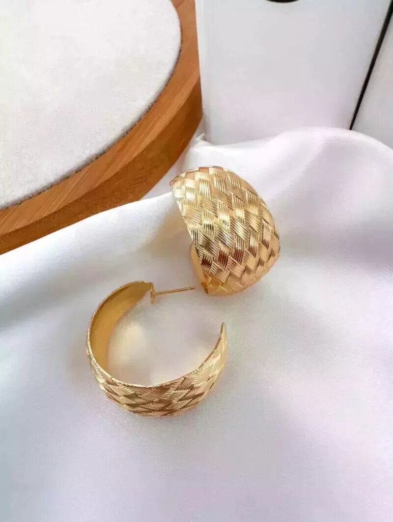 brinco folheado a ouro 18k e prata argola larga texturizada.