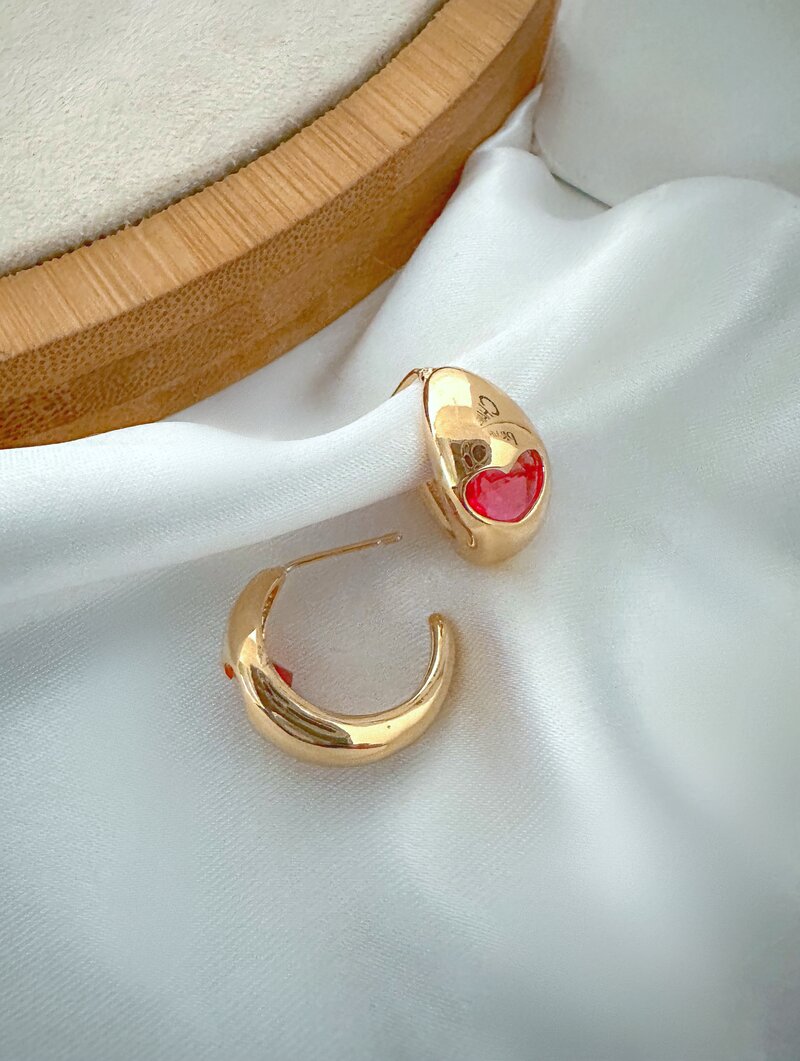 Brinco Folheado a Ouro 18k e Prata Argola Lisa com Coração de Zircônia