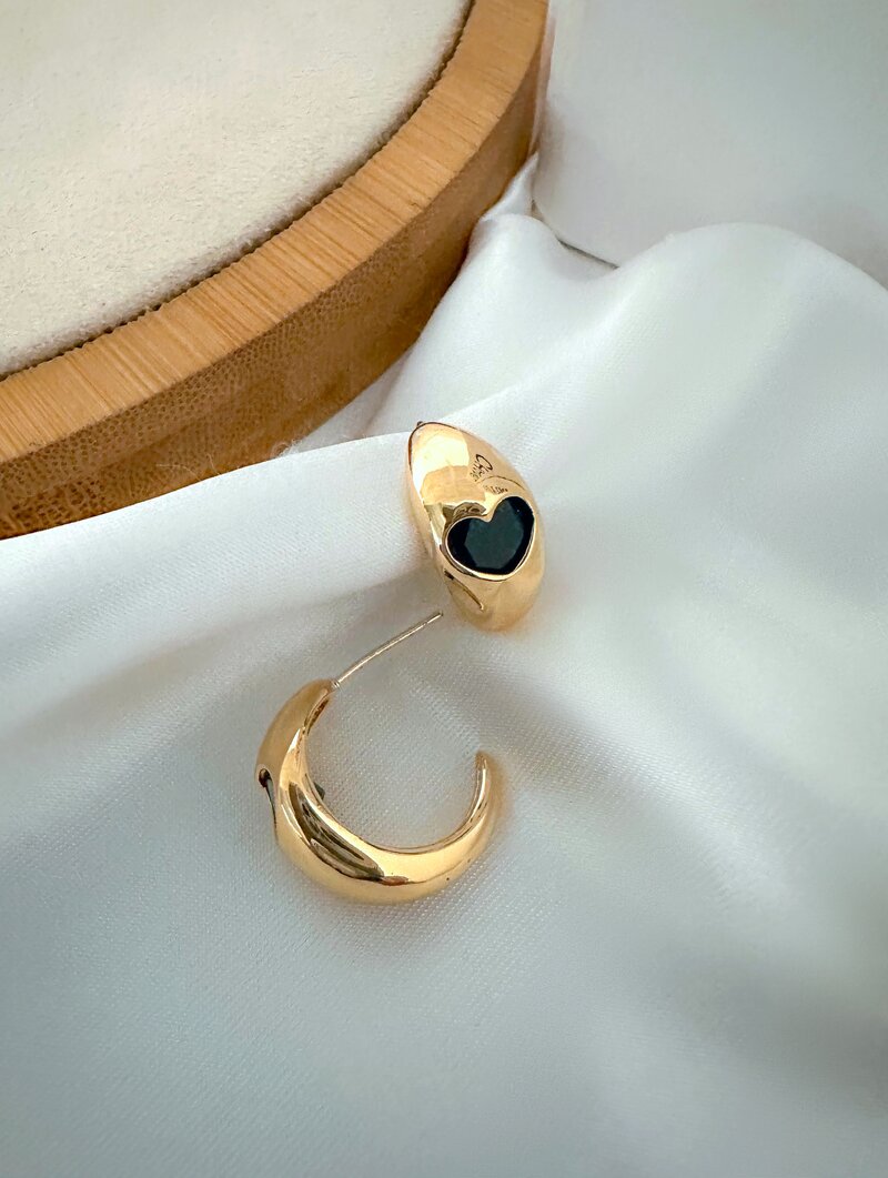 Brinco Folheado a Ouro 18k e Prata Argola Lisa com Coração de Zircônia