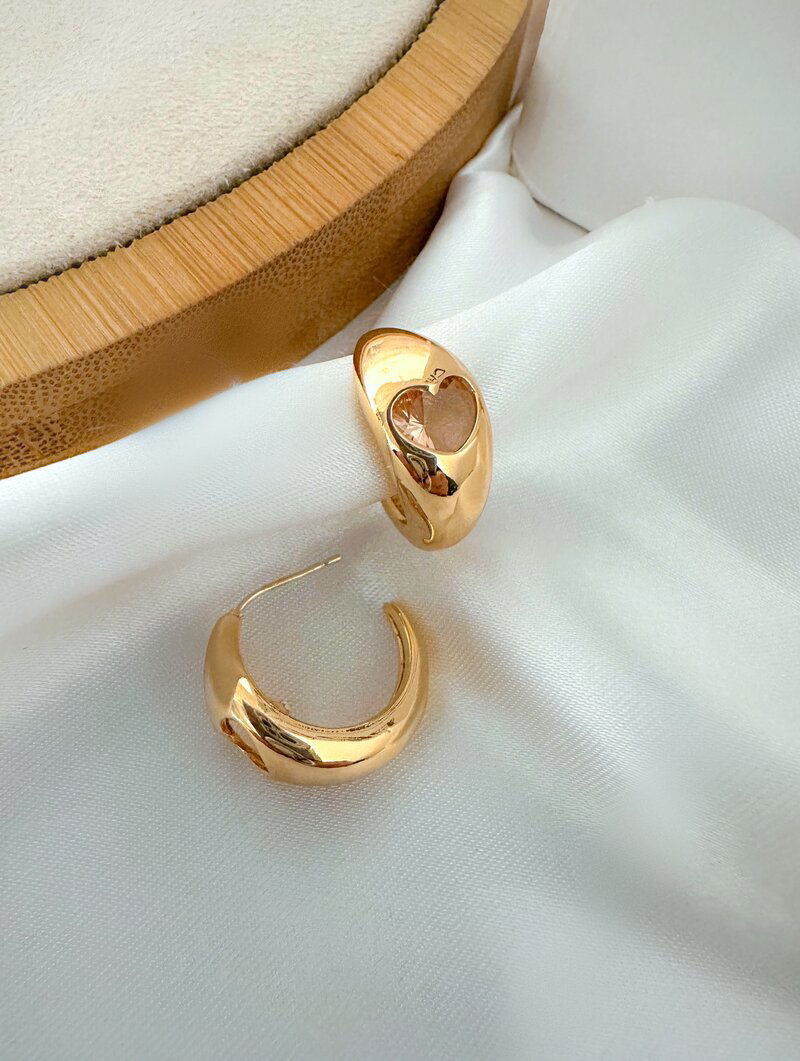 Brinco Folheado a Ouro 18k e Prata Argola Lisa com Coração de Zircônia