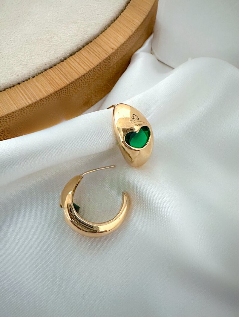 Brinco Folheado a Ouro 18k e Prata Argola Lisa com Coração de Zircônia