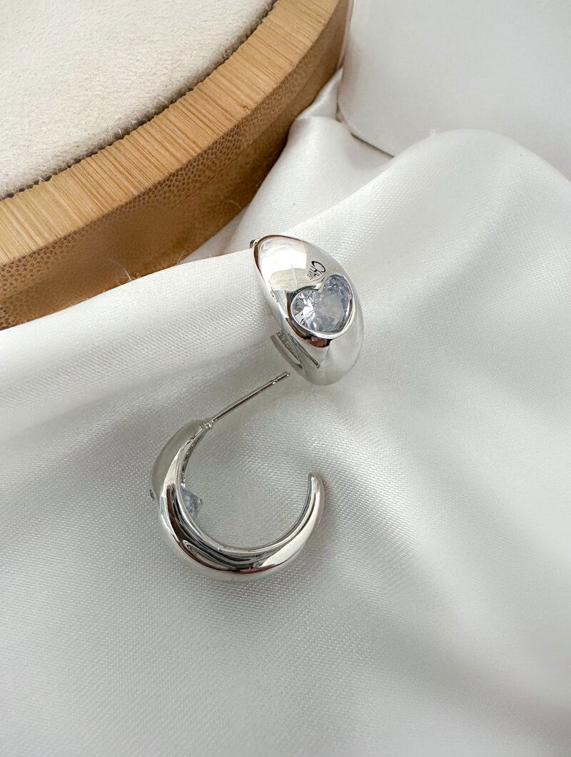 Brinco Folheado a Ouro 18k e Prata Argola Lisa com Coração de Zircônia