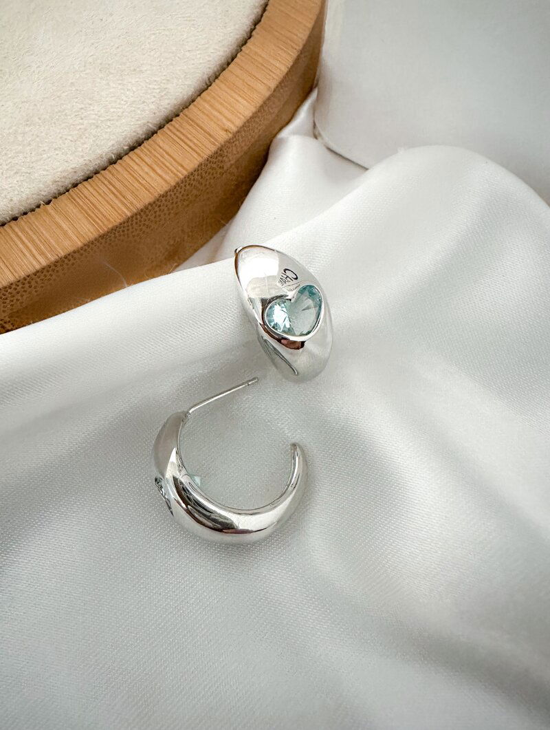 Brinco Folheado a Ouro 18k e Prata Argola Lisa com Coração de Zircônia