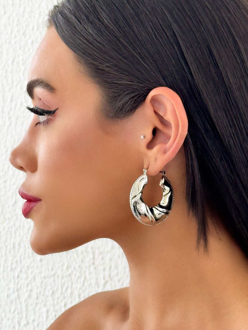 Brinco Folheado a Ouro 18k e Prata Argola Lisa Com Estrela Vazada