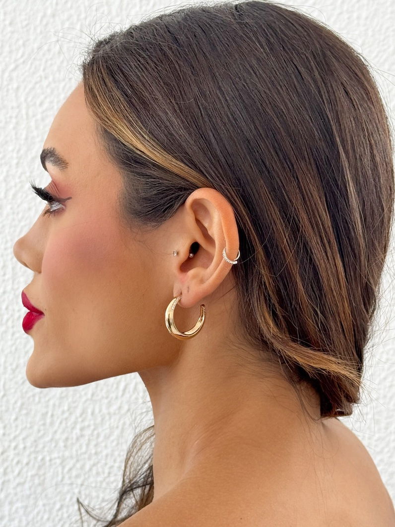 Brinco Folheado a Ouro 18k e Prata Argola Lisa Com Ponta Cravejada