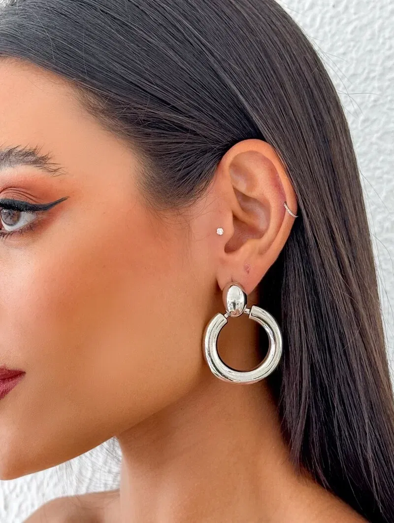 Brinco Folheado a Ouro 18k e Prata Argola Lisa com Ponteira