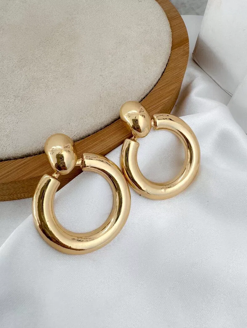 Brinco Folheado a Ouro 18k e Prata Argola Lisa com Ponteira