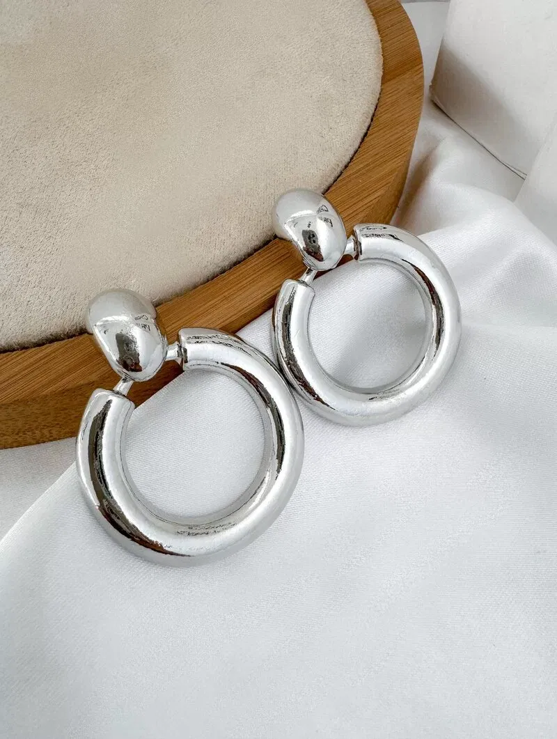 Brinco Folheado a Ouro 18k e Prata Argola Lisa com Ponteira