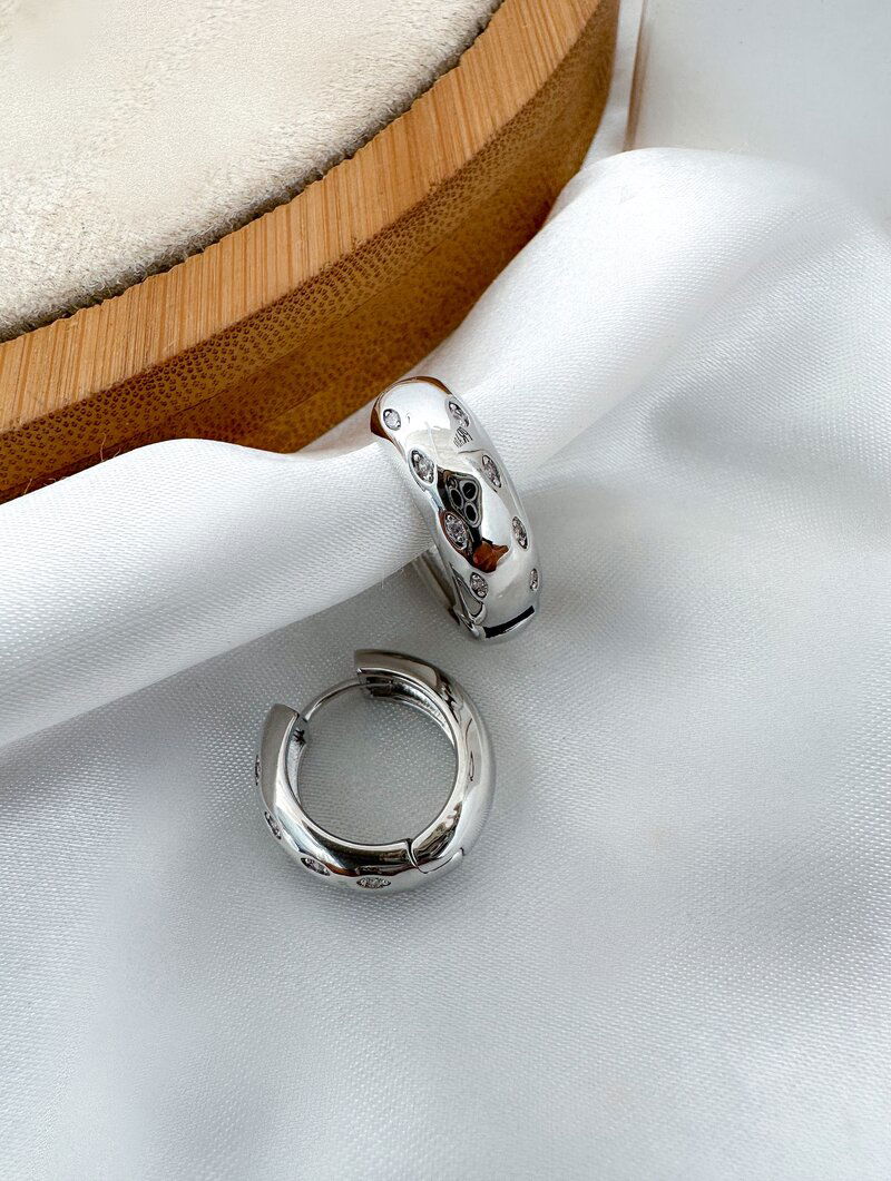 Brinco folheado a ouro 18k e prata Argola lisa Detalhe Microzirconia