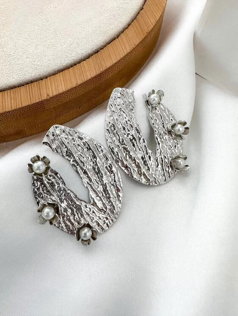 Brinco Folheado a Ouro 18k e Prata Argola Martelada com Pérolas