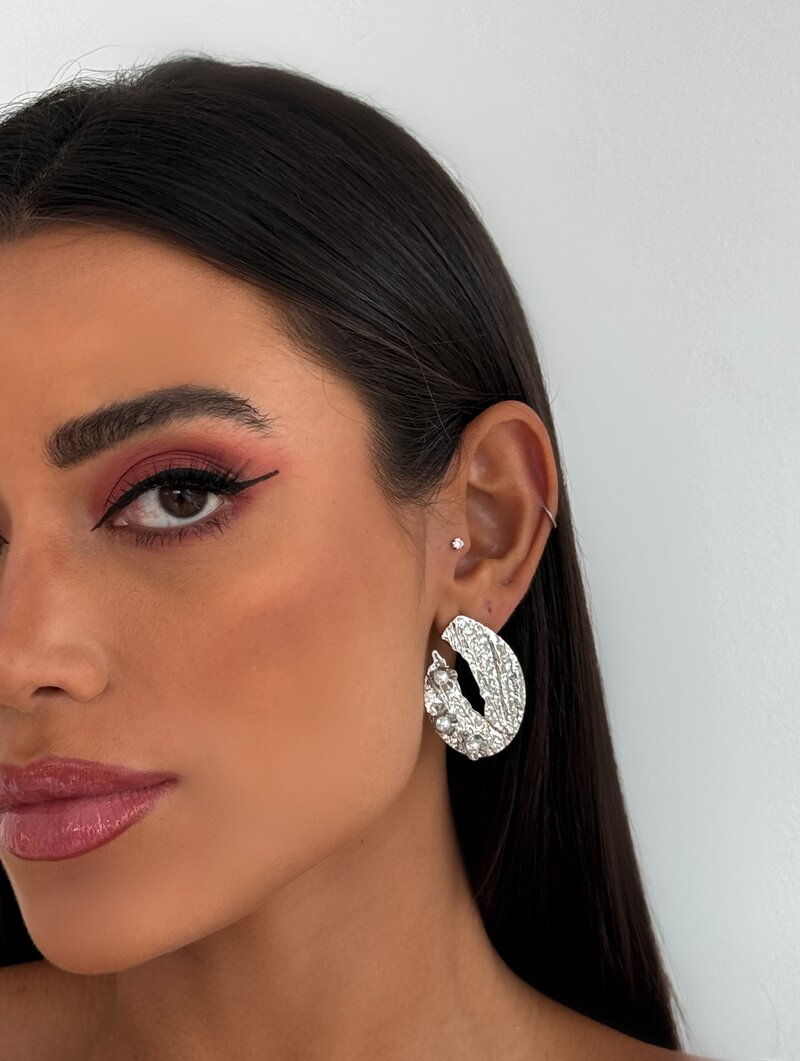 Brinco Folheado a Ouro 18k e Prata Argola Martelada com Pérolas