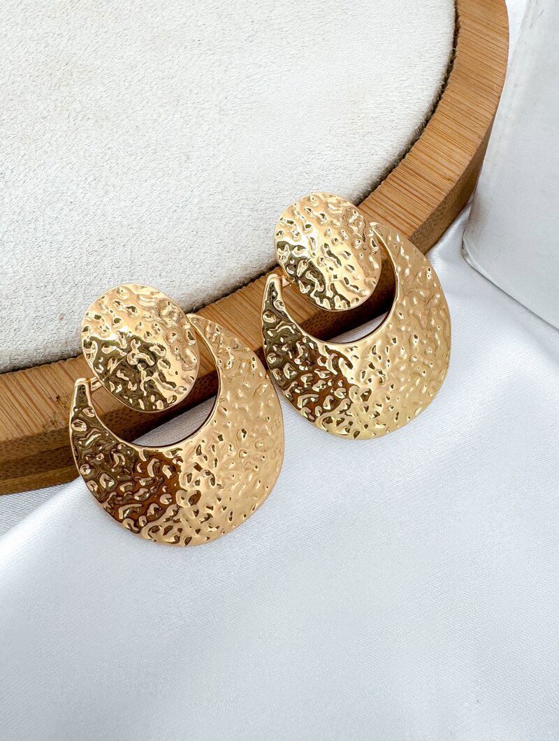 Brinco Folheado a Ouro 18k e Prata Argola Martelada com Ponteira Botton