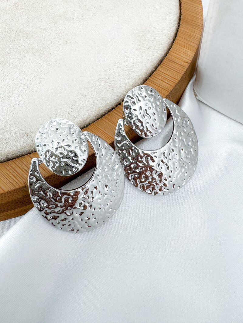 Brinco Folheado a Ouro 18k e Prata Argola Martelada com Ponteira Botton