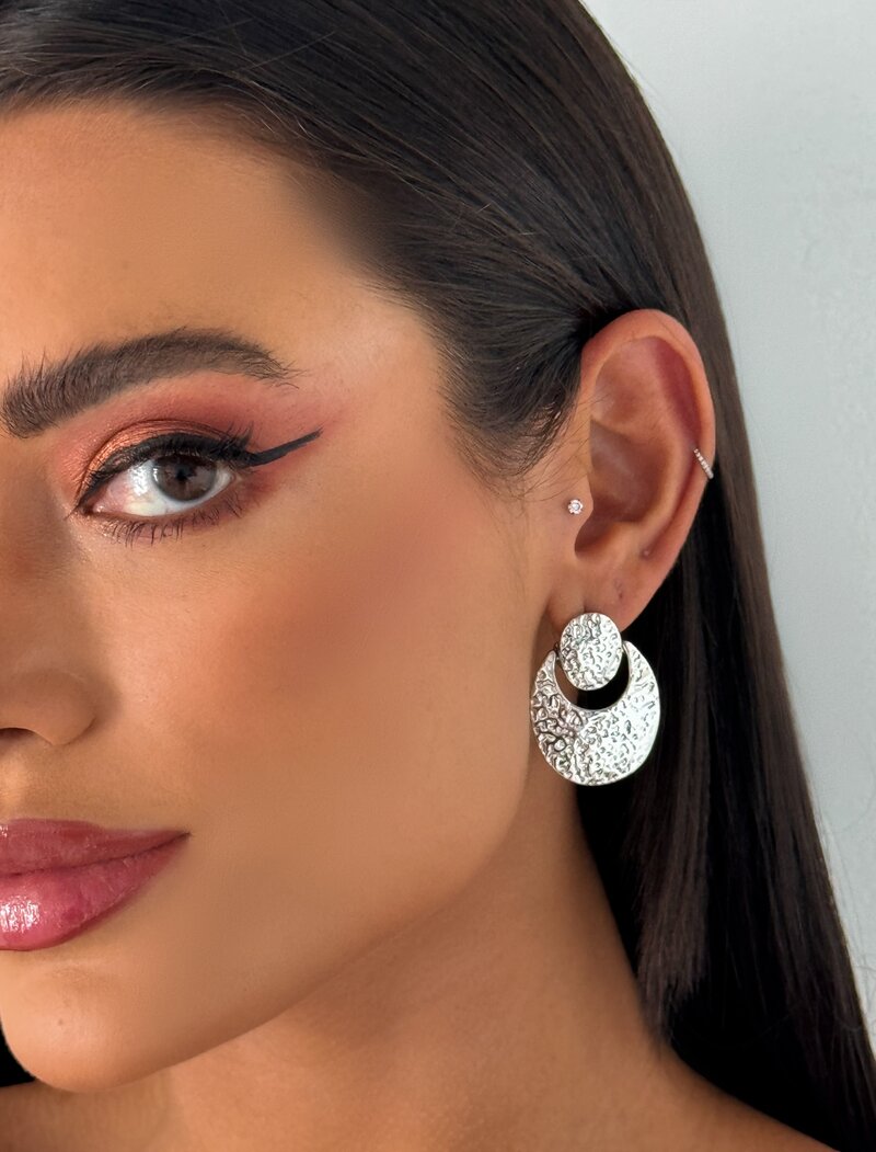 Brinco Folheado a Ouro 18k e Prata Argola Martelada com Ponteira Botton