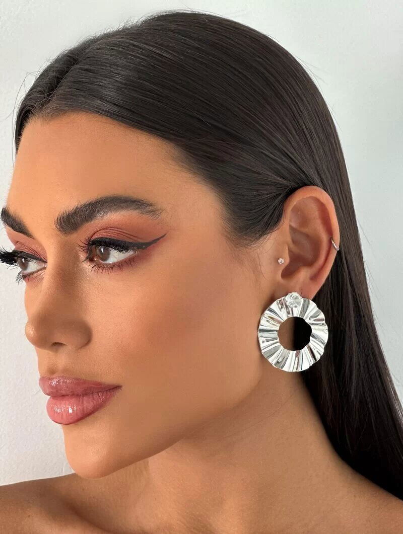 Brinco Folheado a Ouro 18k e Prata Argola Martelada com Zircônia