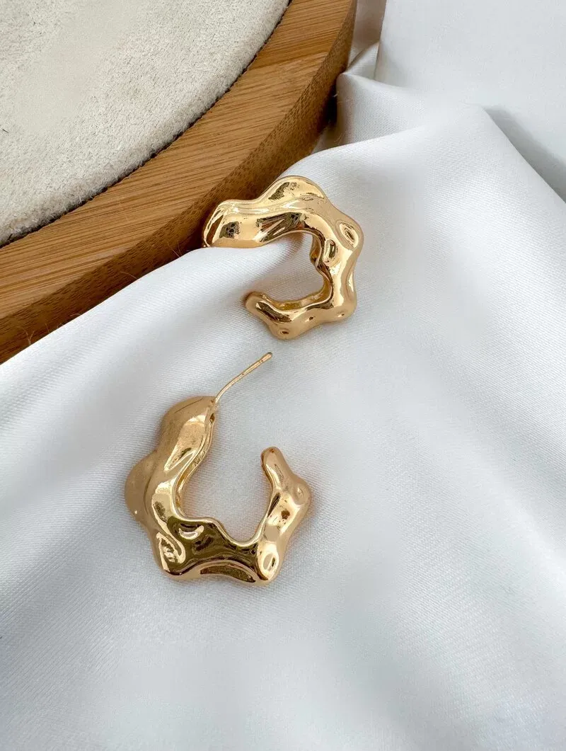 Brinco Folheado a Ouro 18k e Prata Argola Martelada Orgânica
