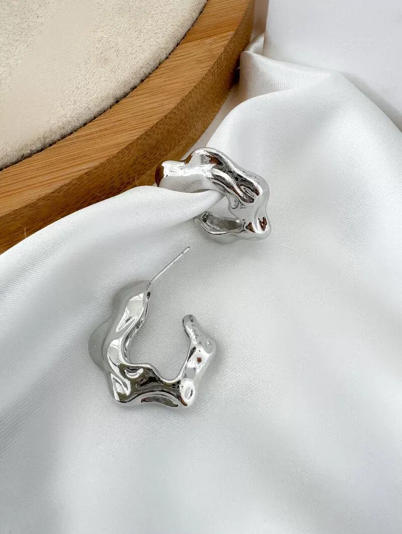 Brinco Folheado a Ouro 18k e Prata Argola Martelada Orgânica
