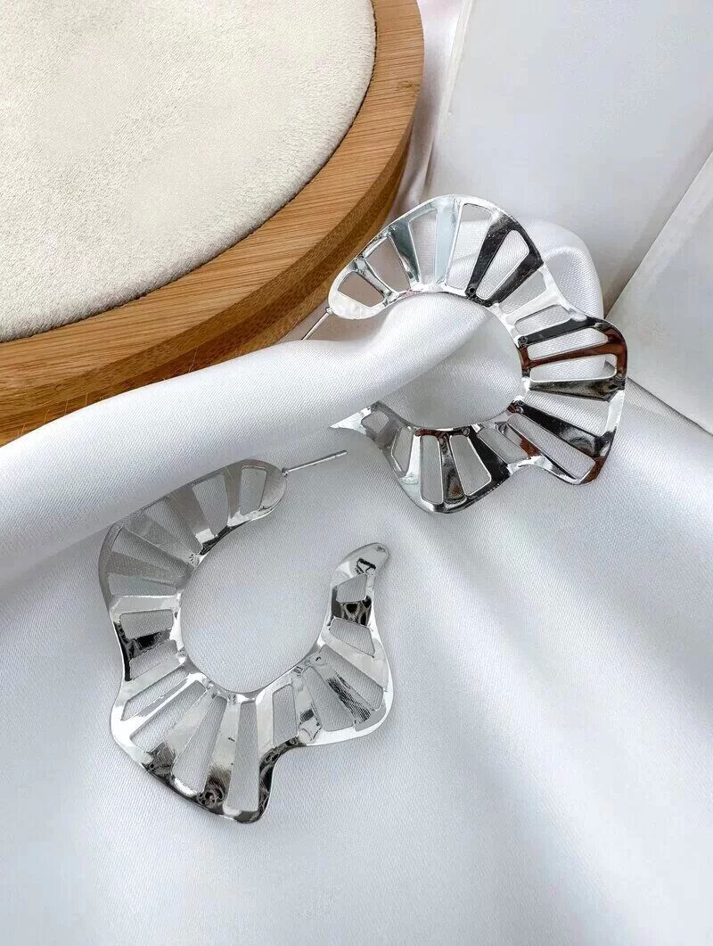 Brinco Folheado a Ouro 18k e Prata Argola Martelada Vazada