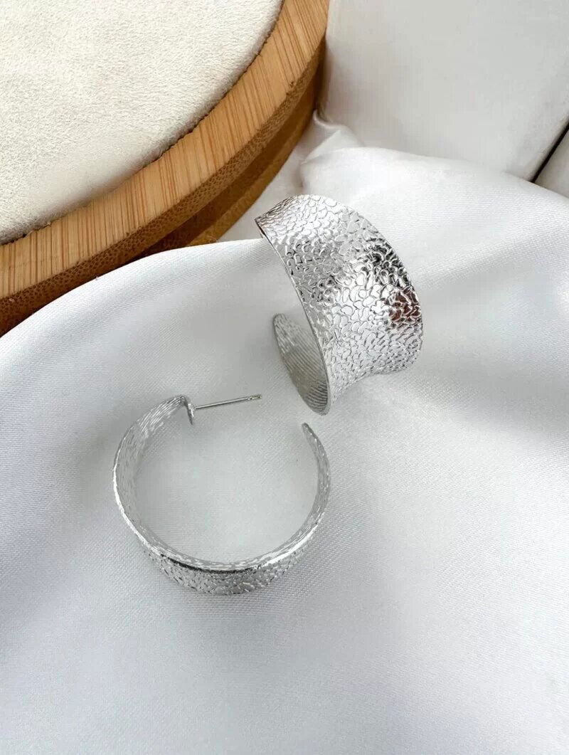 BRINCO FOLHEADO A OURO 18K E PRATA ARGOLA MÉDIA TEXTURIZADA