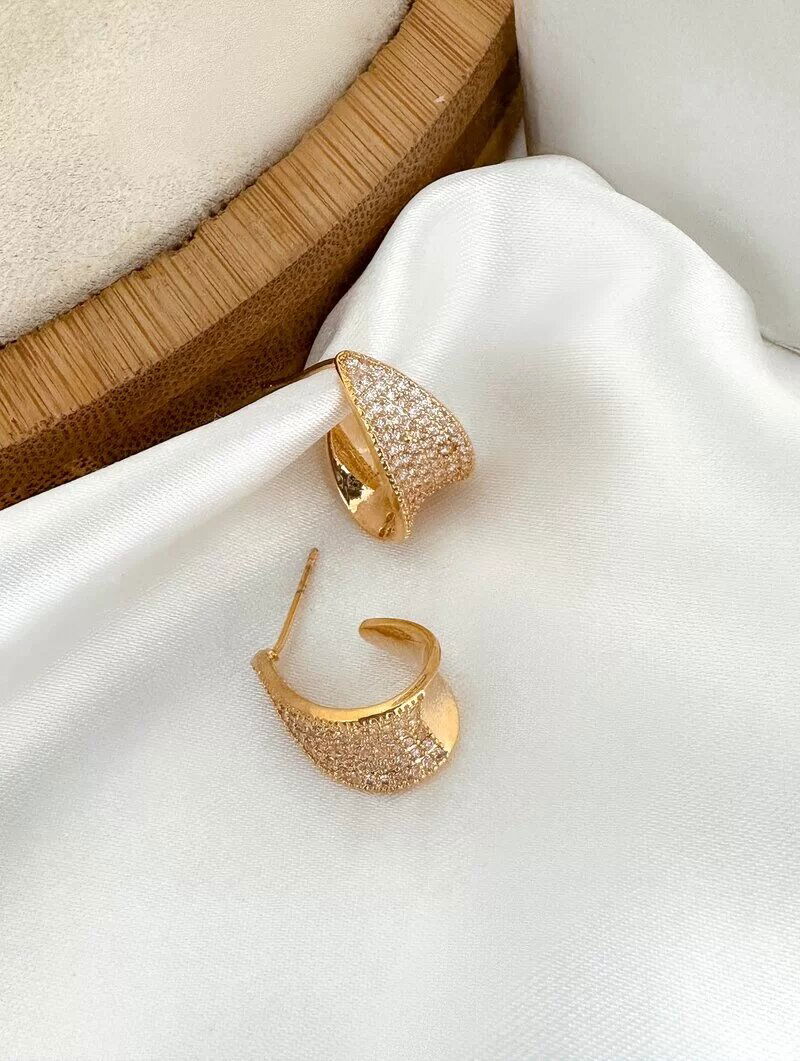 Brinco Folheado a Ouro 18k e Prata Argola Meia Lua Cravejada