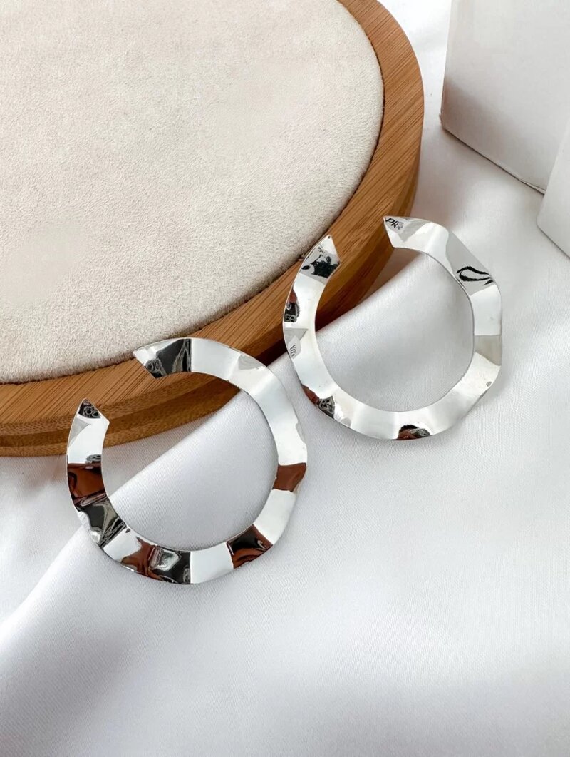 Brinco folheado a ouro 18k e prata argola ondulada