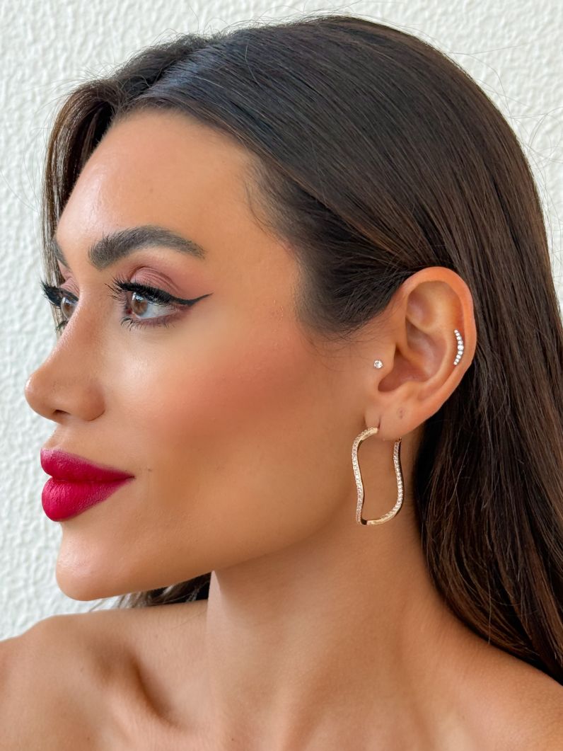 Brinco Folheado a Ouro 18k e Prata Argola Ondulada Cravejada