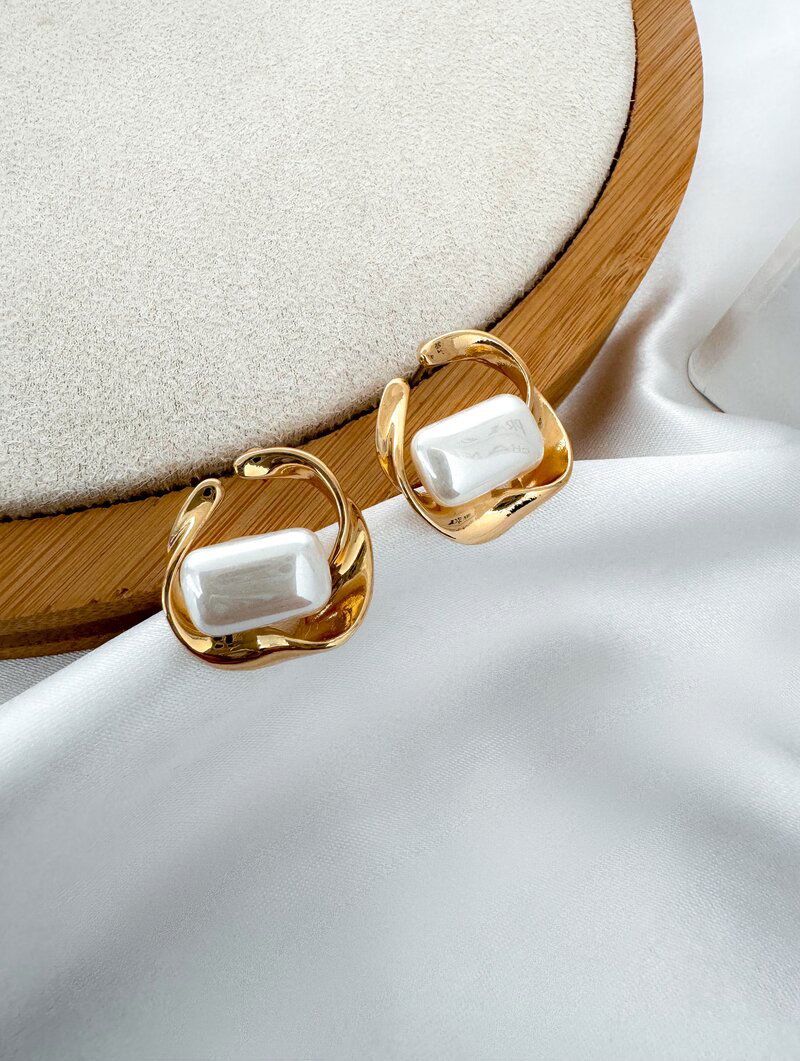 Brinco Folheado a Ouro 18k e Prata Argola Orgânica com Pérola