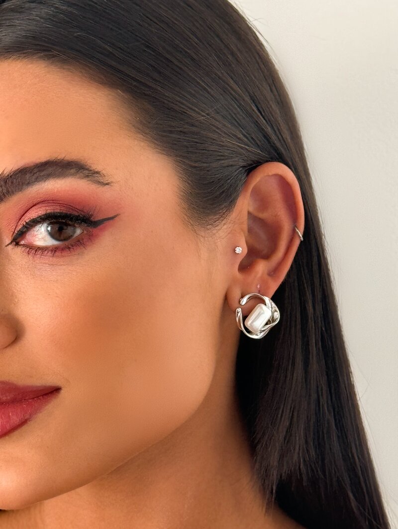 Brinco Folheado a Ouro 18k e Prata Argola Orgânica com Pérola