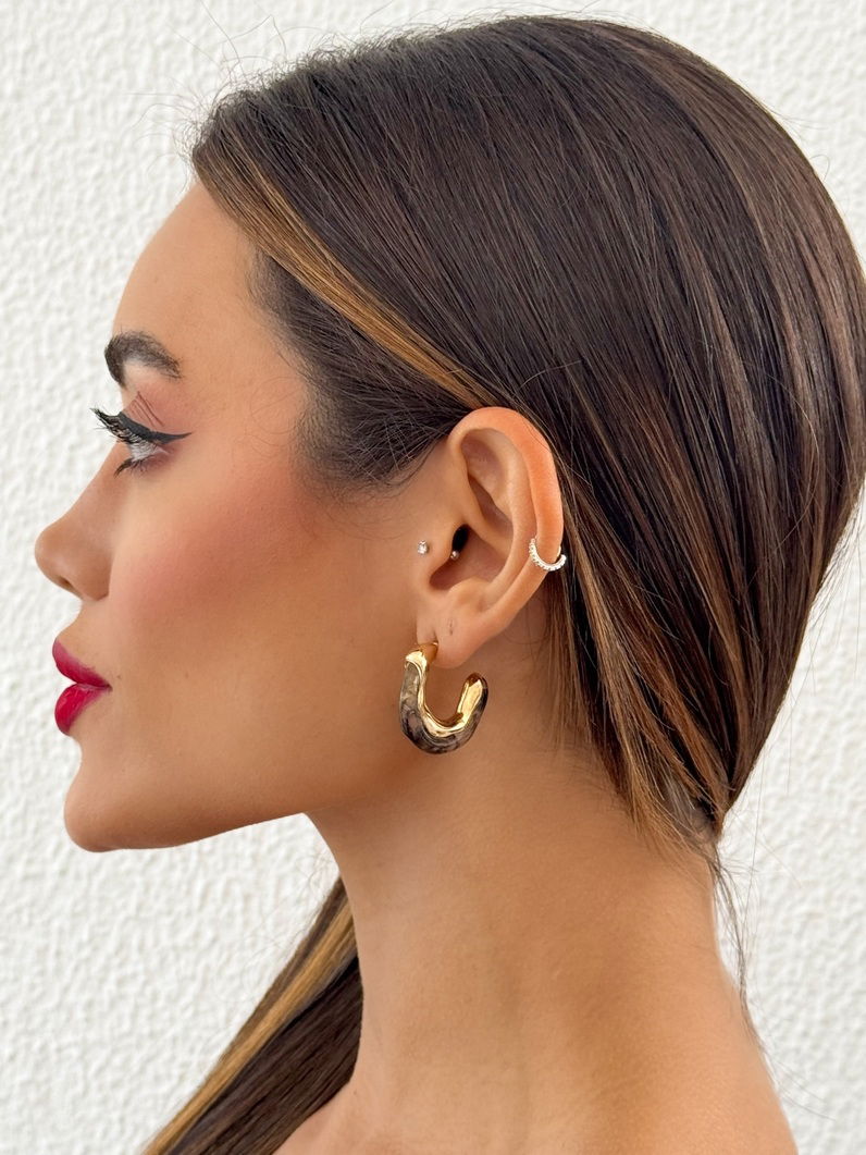 Brinco Folheado a Ouro 18k e Prata Argola Orgânica Resinada