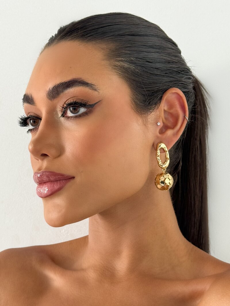 Brinco Folheado a Prata Argola Oval com Esfera Vazada