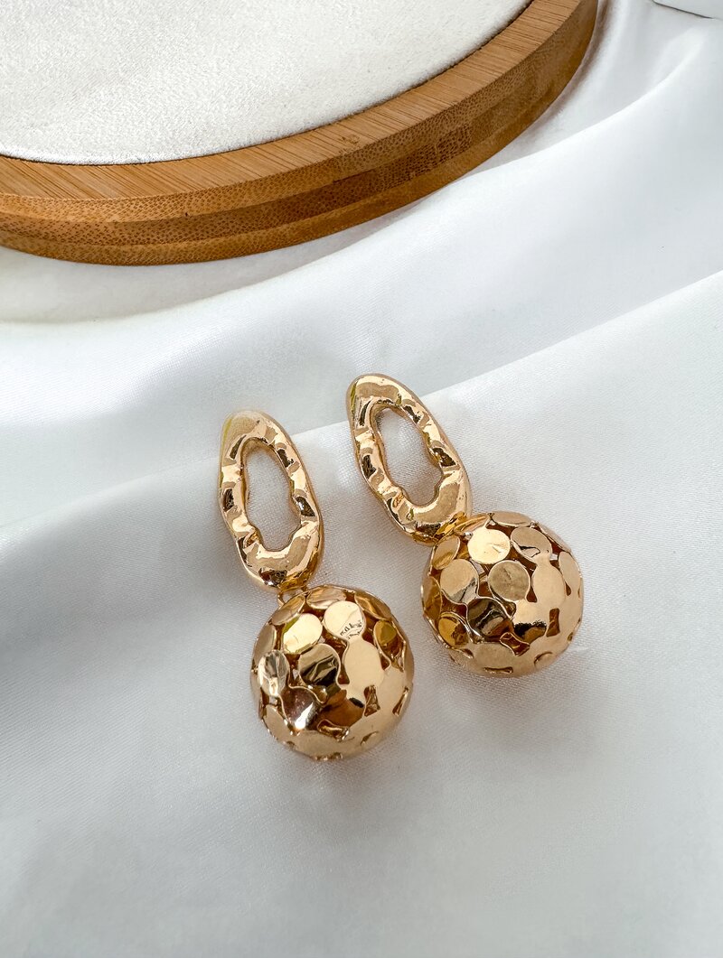 Brinco Folheado a Prata Argola Oval com Esfera Vazada