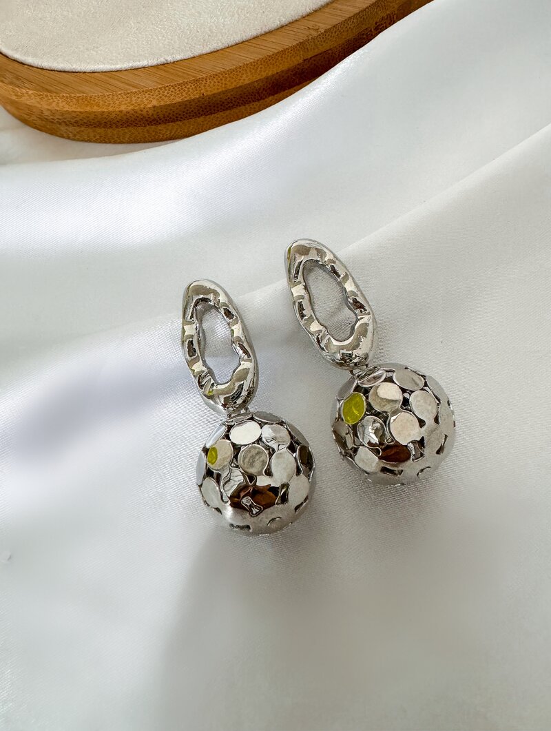 Brinco Folheado a Prata Argola Oval com Esfera Vazada