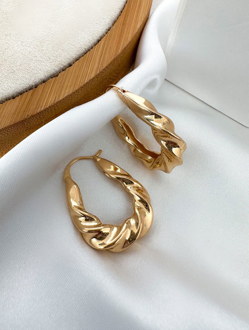 Brinco Folheado a Ouro 18k e Prata Argola Oval com Fecho