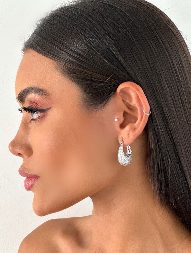 Brinco Folheado a Ouro 18k e Prata Argola Oval com Fecho Cravejada