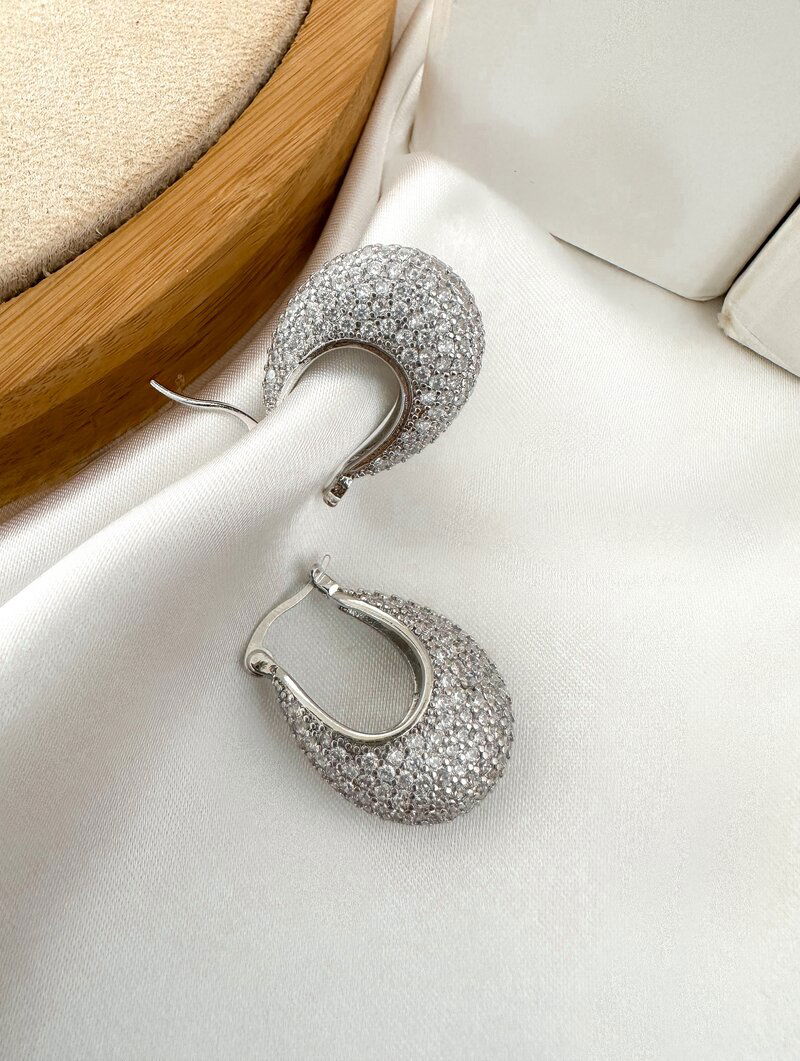 Brinco Folheado a Ouro 18k e Prata Argola Oval com Fecho Cravejada
