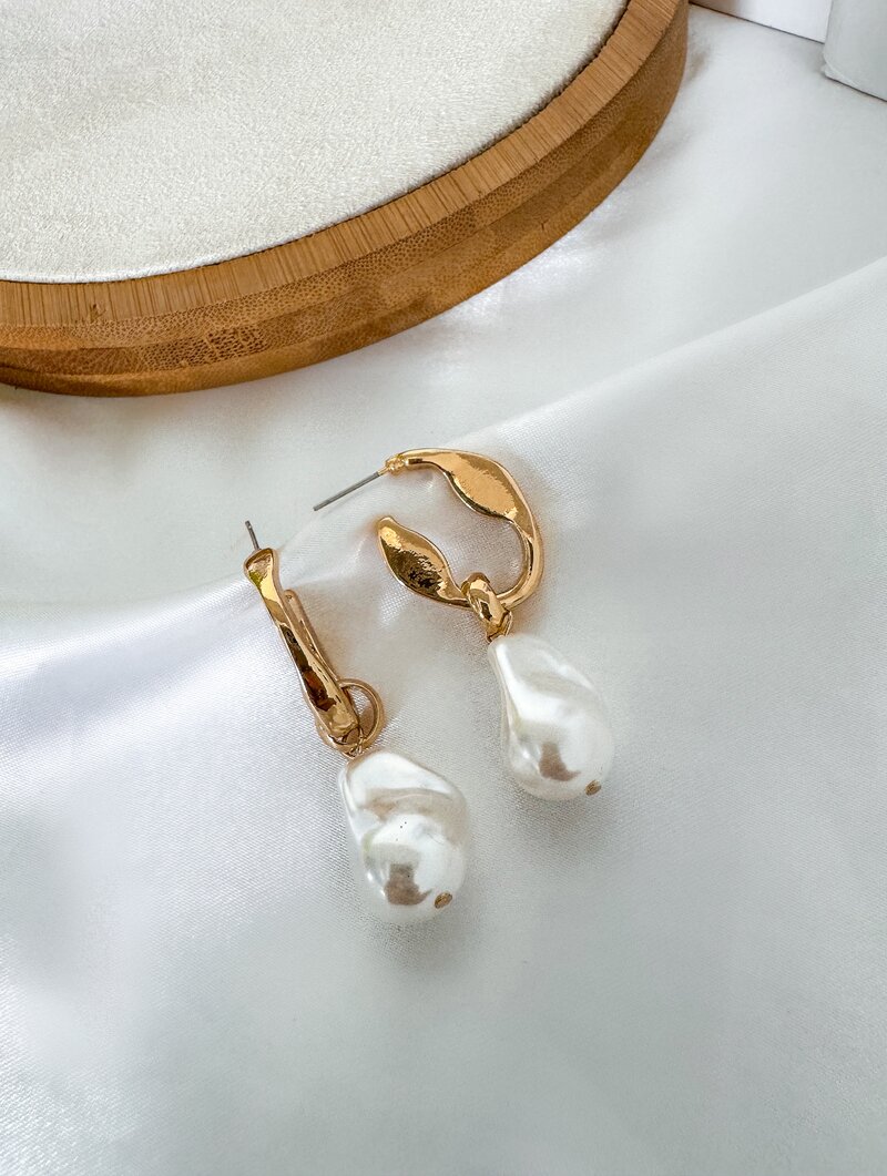 Brinco Folheado a Ouro 18k e Prata Argola Oval com Pérola