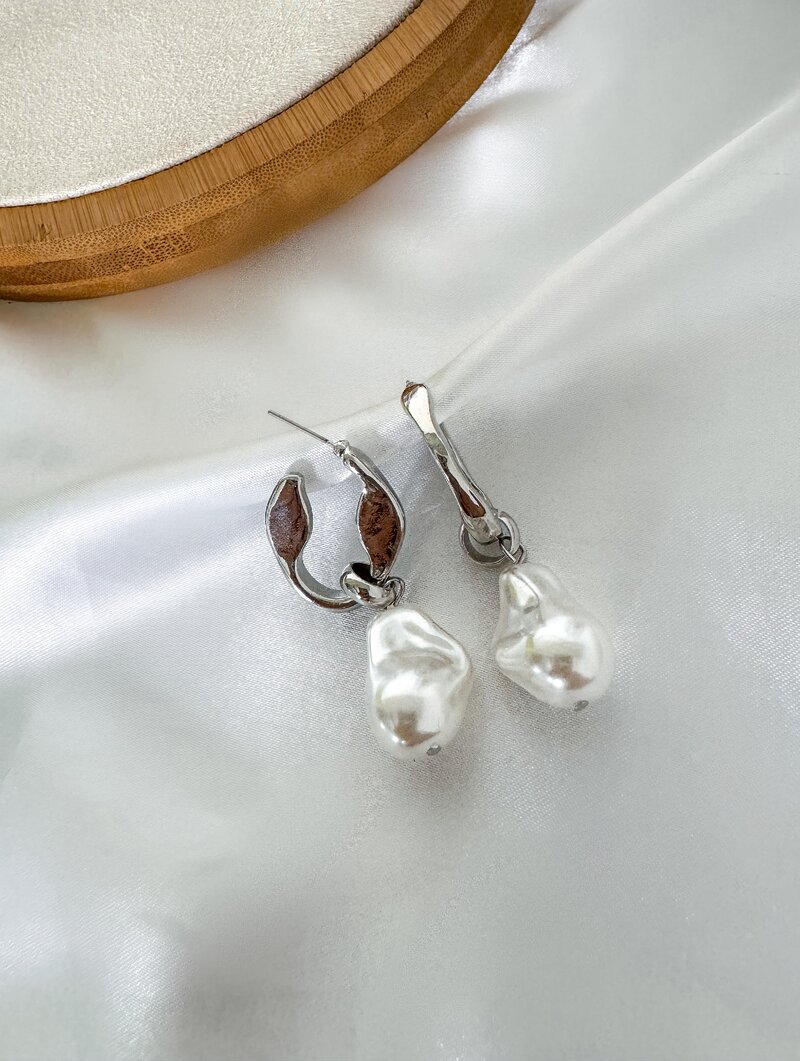 Brinco Folheado a Ouro 18k e Prata Argola Oval com Pérola