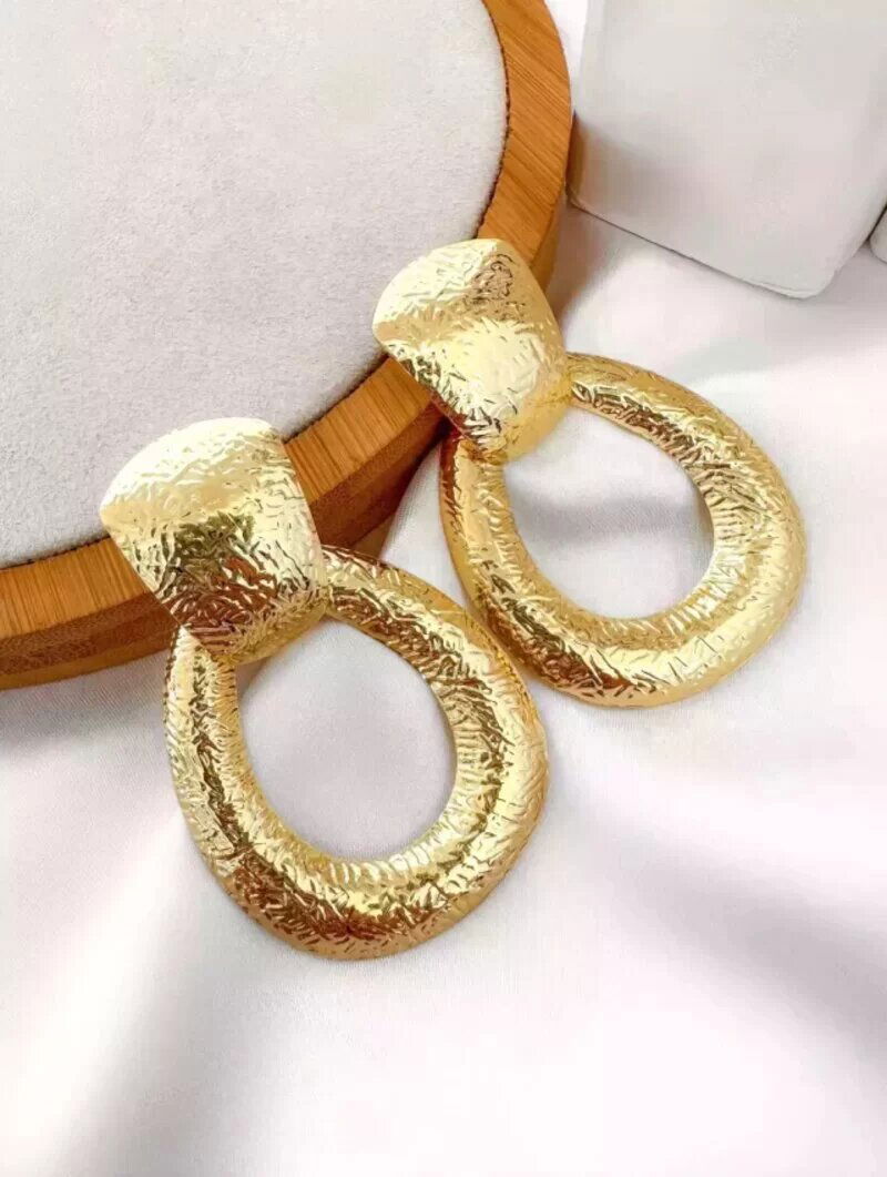 BRINCO FOLHEADO A OURO 18K E PRATA ARGOLA OVAL COM PONTEIRA TEXTURIZADA.