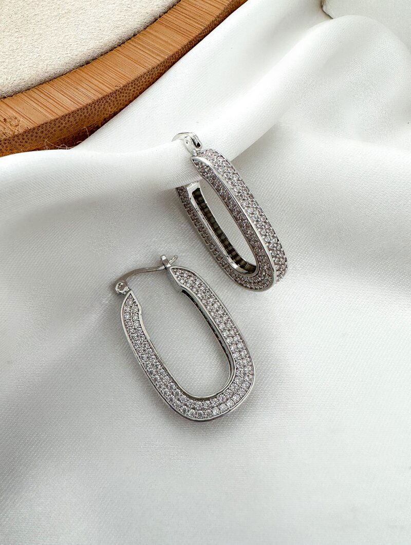 Brinco Folheado a Ouro 18k e Prata Argola Oval Cravejada