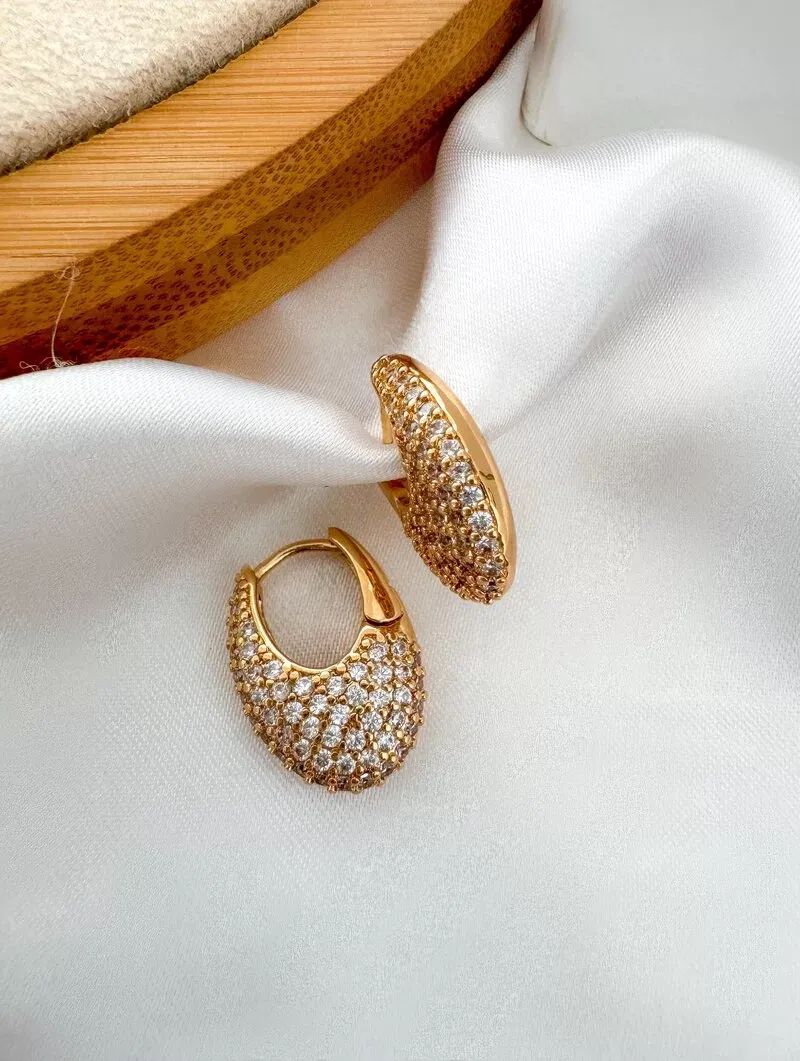 Brinco Folheado a Ouro 18k e Prata Argola Oval Cravejada
