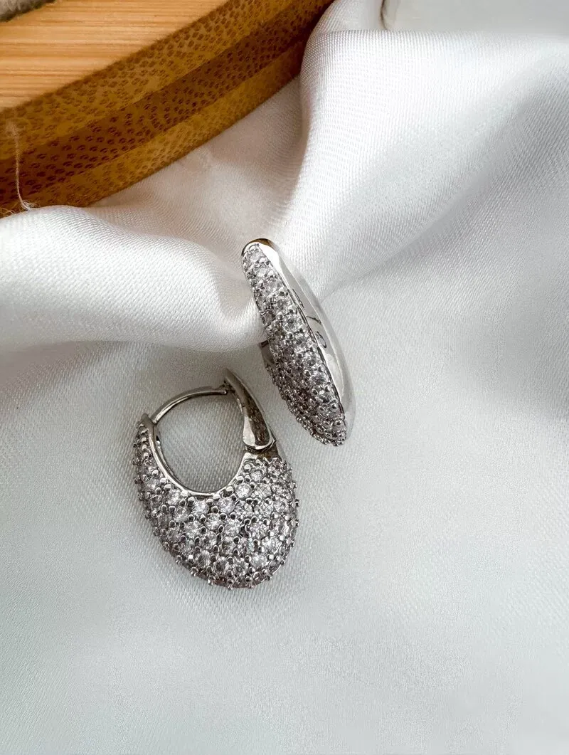 Brinco Folheado a Ouro 18k e Prata Argola Oval Cravejada