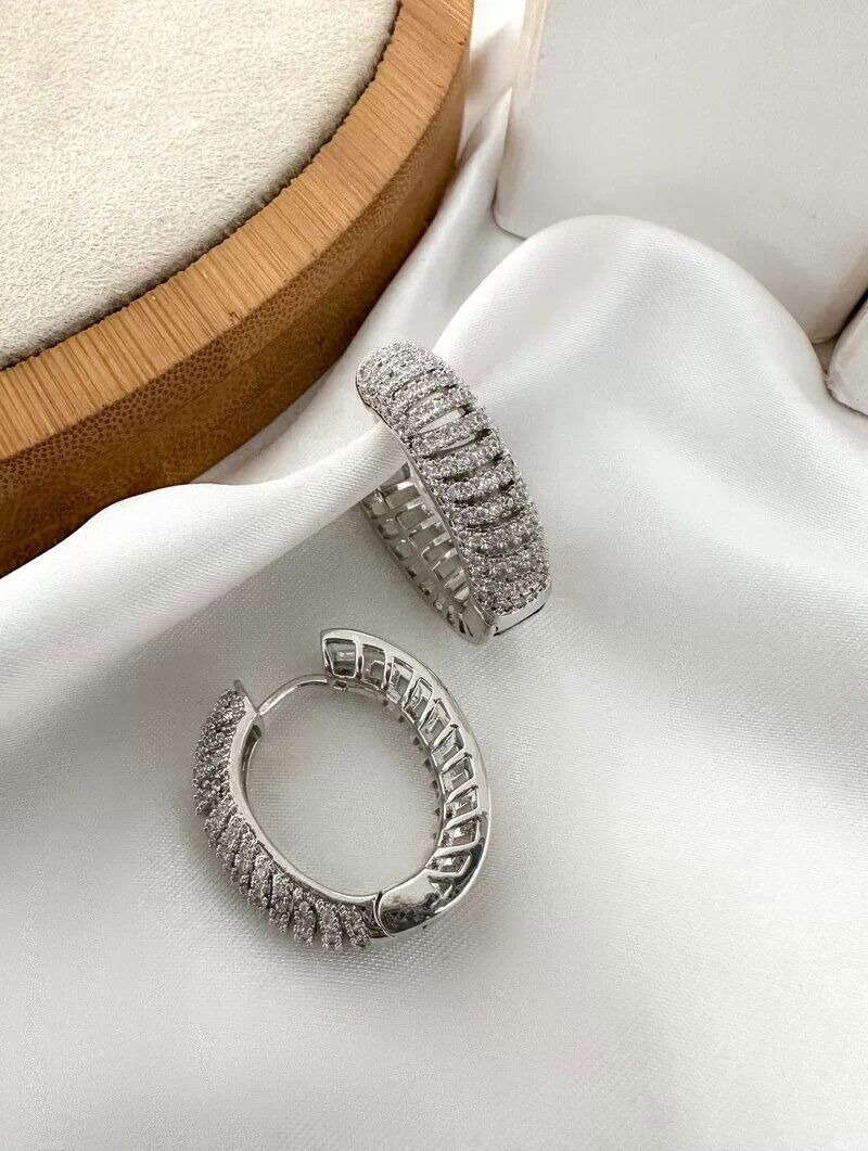 Brinco Folheado a Ouro 18k e Prata Argola Oval Cravejada com Fecho