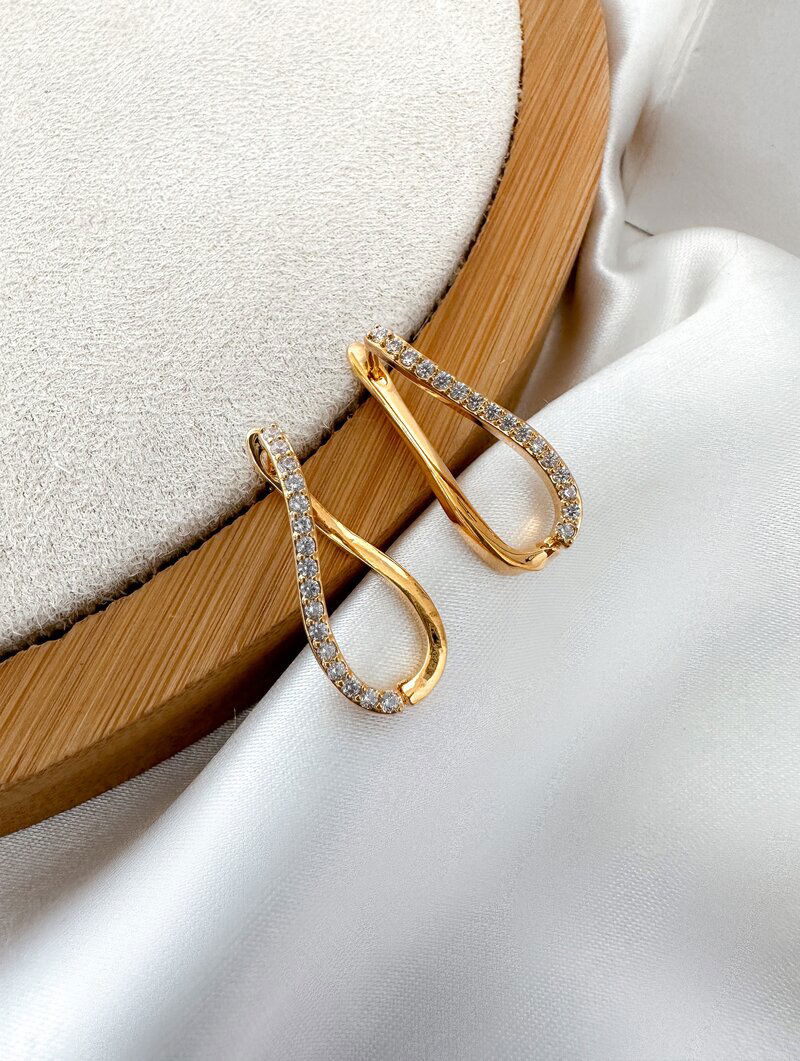 Brinco Folheado a Ouro 18k e Prata Argola Oval Fio de Micro Zircônia