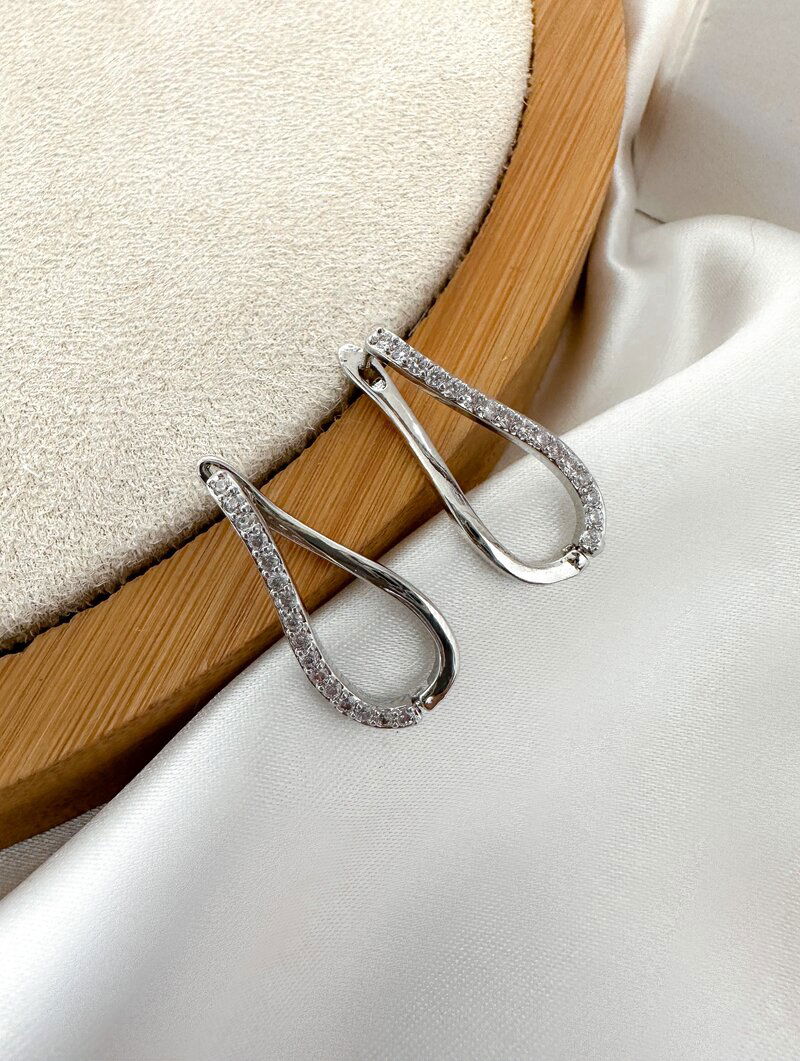 Brinco Folheado a Ouro 18k e Prata Argola Oval Fio de Micro Zircônia