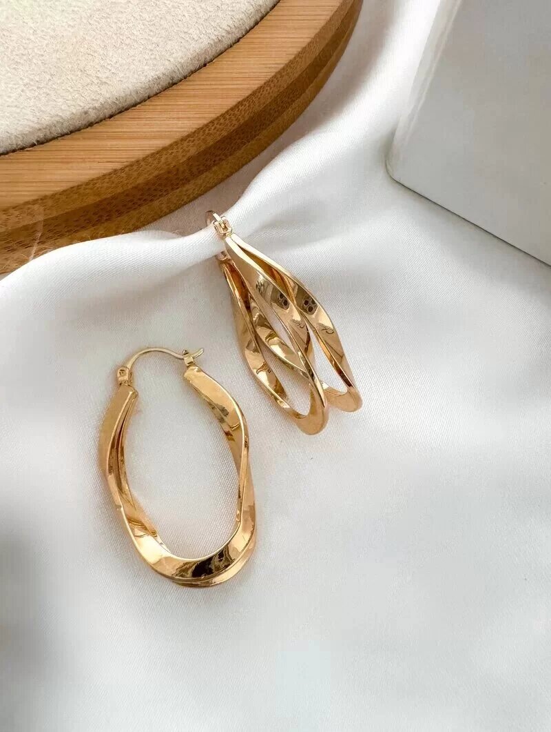 Brinco Folheado a Ouro 18k e Prata Argola Oval Martelada com Fecho