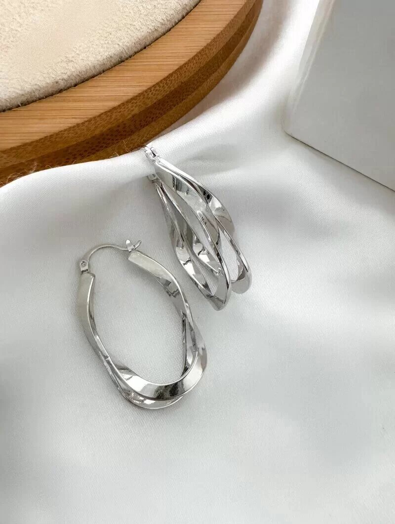 Brinco Folheado a Ouro 18k e Prata Argola Oval Martelada com Fecho